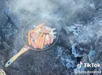 Momci sa Balkana pekli roštilj ispod vulkana dok izbacuje lavu (VIDEO)