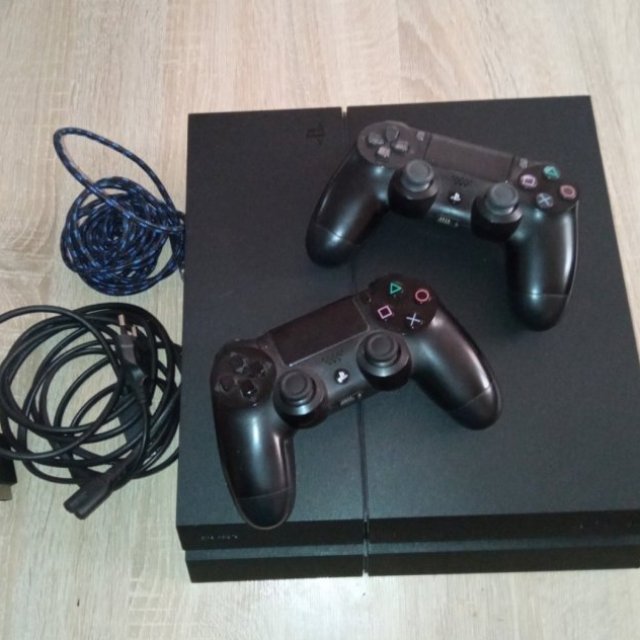 Playstation 4 + 2 Joystick-a + 2 Igre