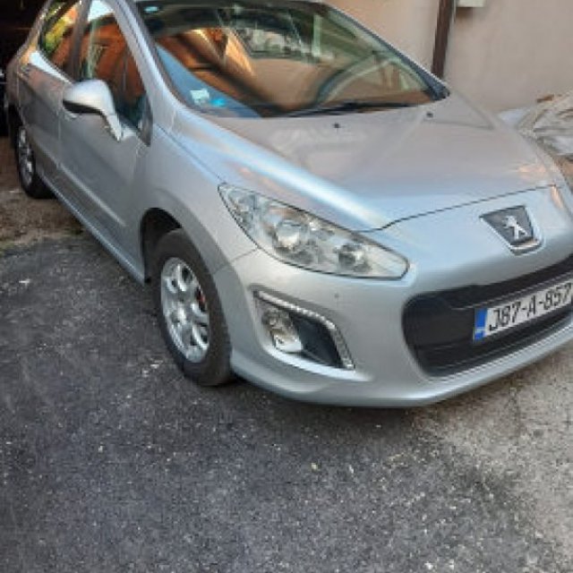 rentam IZDAJEM AUTO povoljno auto 065 899 225