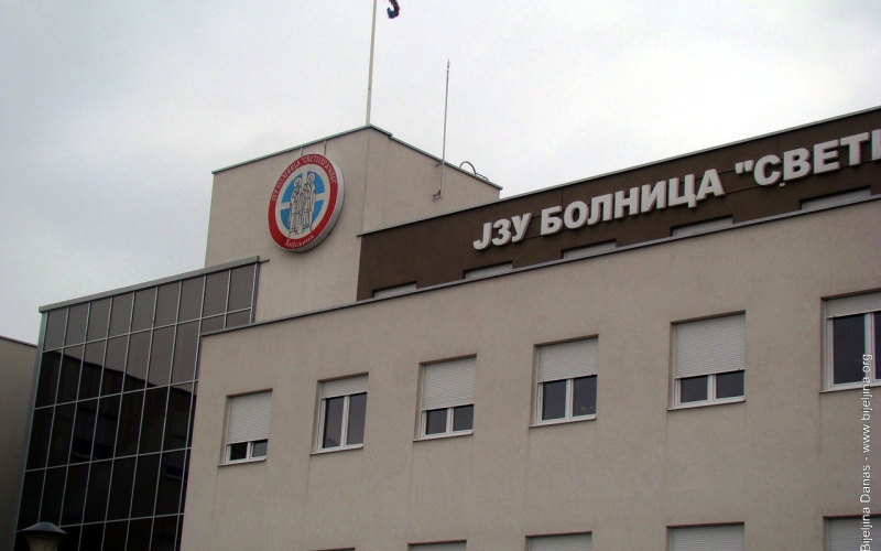OTKAZANO Spuštanje deda mrazeva sa krova bolnice