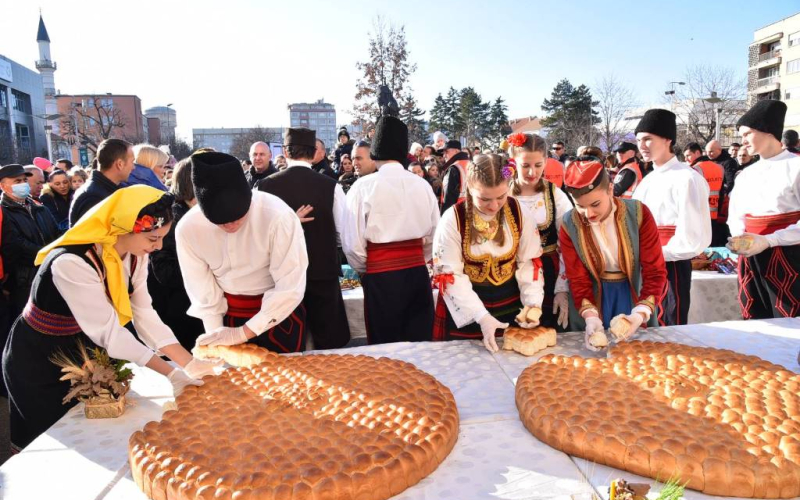 Lomljenje božićne česnice pred zgradom Gradske uprave