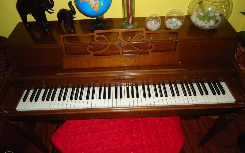 Piano klavir marke Melville Clark