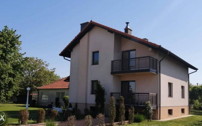 Prodajem 3 kuće u jednom dvorištu u Bijeljini