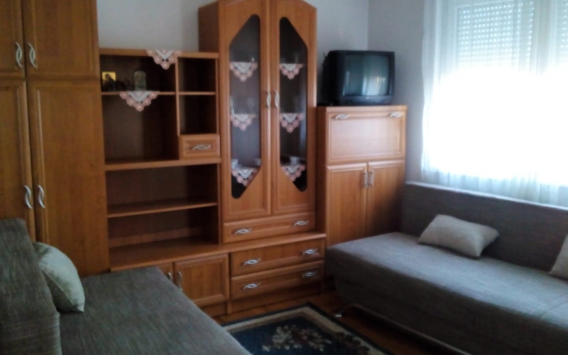 Izdajem nov namešten stan u strogom centru Bijeljine