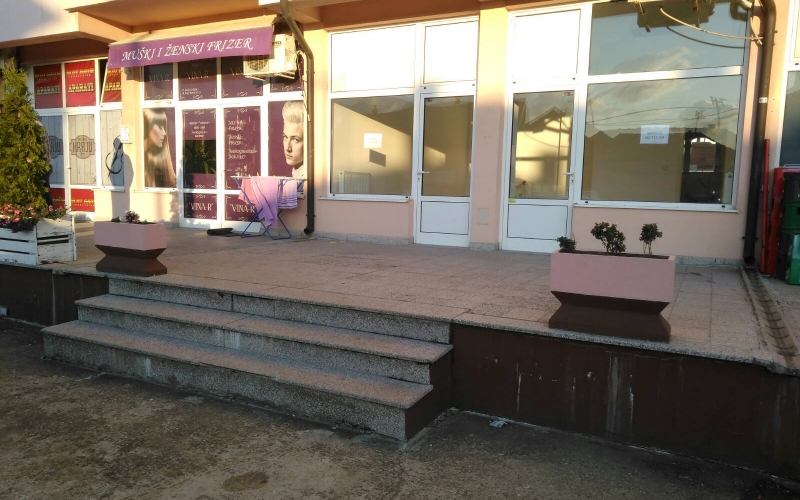 Izdajem poslovni prostor