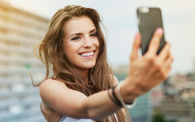 Budi placena za svoje selfie