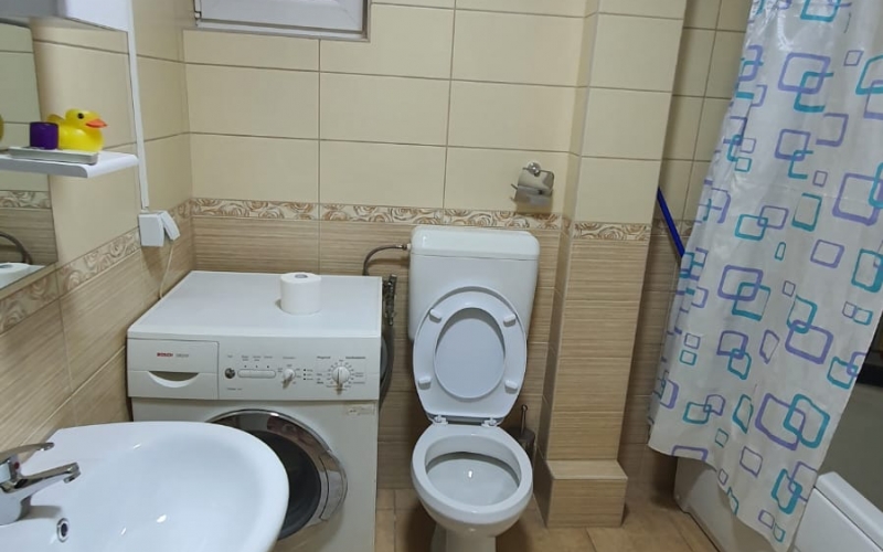 Izdaje se namješten dvosoban stan  u Bijeljini kod Autobuske stanice