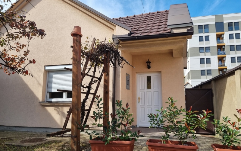 Izdajem kuću površine 45m2