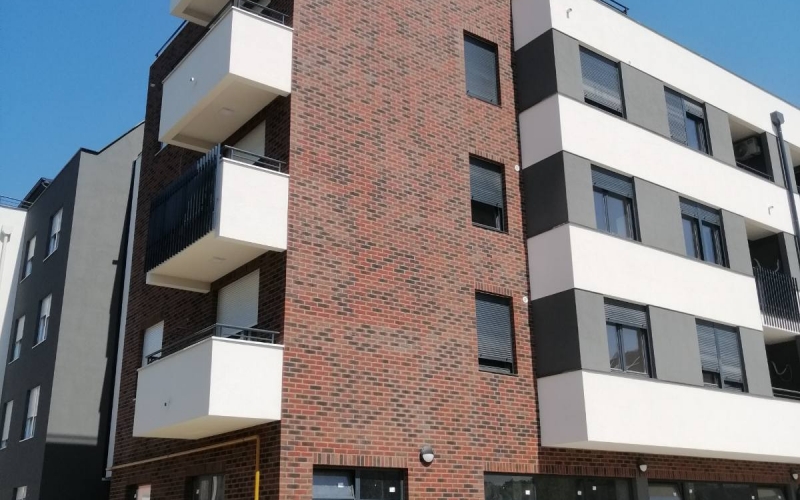 Prodajem stan u Novom Sadu 105 m2. Laze Lazarevića  1900 ev/m2