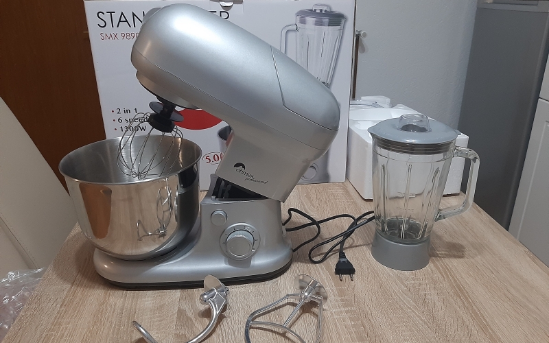 Profesionalni robot mikser sa blender-sokovnikom, uvoz iz Švajcarske!