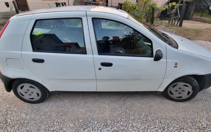 Na prodaju FIAT PUNTO 2000god