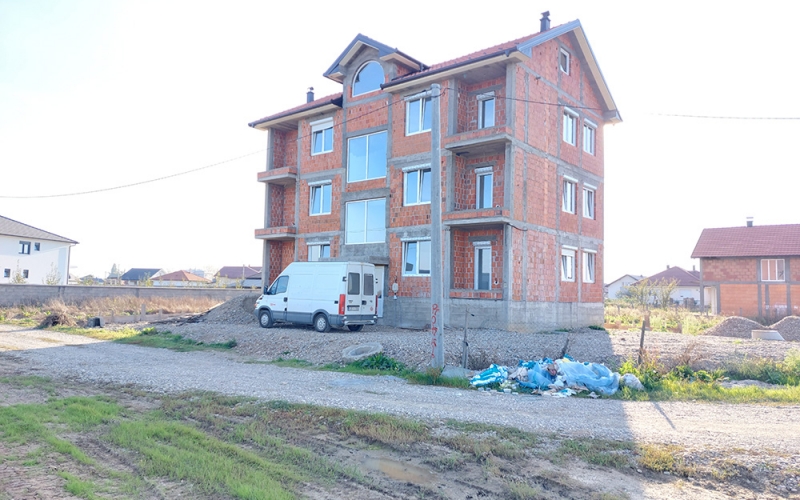 Stambena zgrada na Pet jezera prodaje se sa zemljištem i 6 stanova po 46 m2