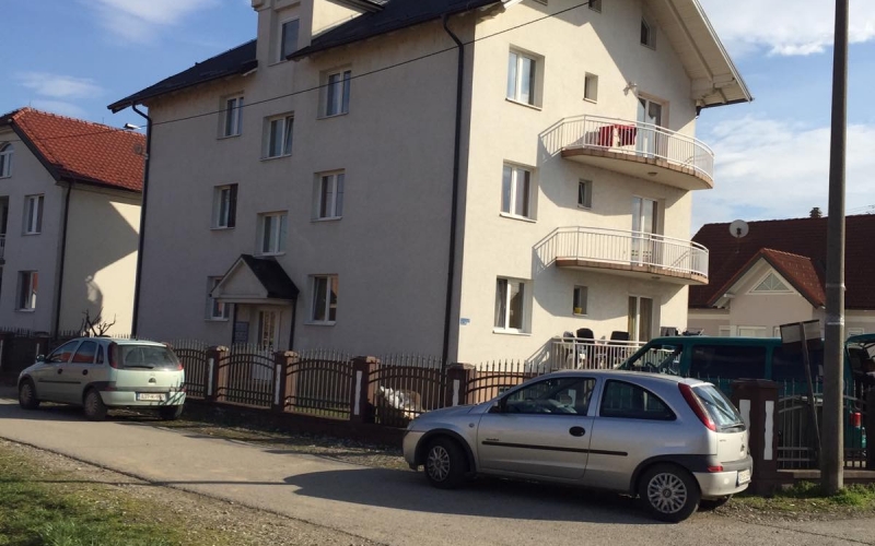 Izdajem namjesten trosoban stan u bijeljini