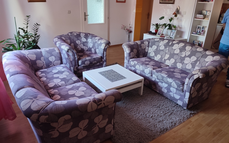 Na prodaju garnitura za dnevnu sobu (trosjed, dvosjed i fotelja)