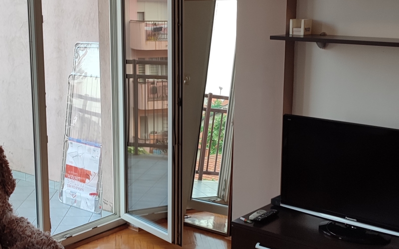 Izdajem kompletno namješten stan u ulici 1.Maj