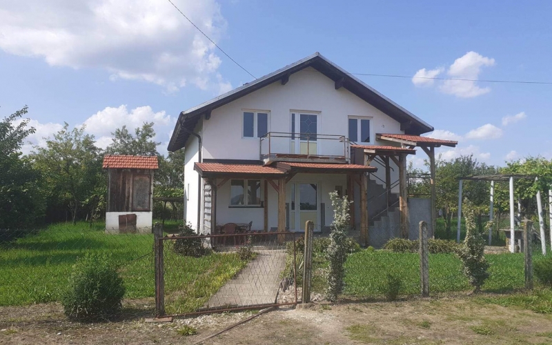 Prodajem kucu u Ravnom Polju