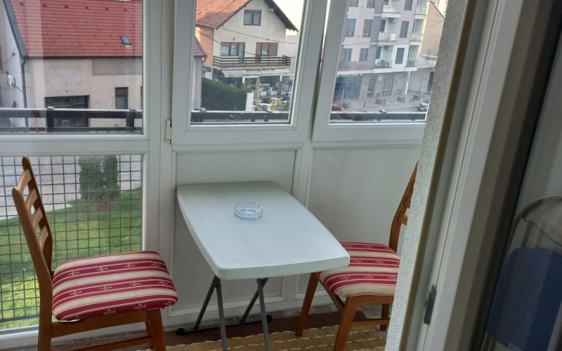 Izdajem stan u Bijeljini, strogi centar, namjesten, Tel.066288205 ili 065678035
