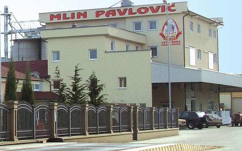 Dva radnika na pakovanju mlinskih proizvoda - "MLIN PAVLOVIĆ" d.o.o.