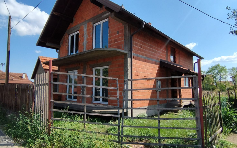 Na prodaju kuća u blizini škole Jovan Dučić,Bijeljina