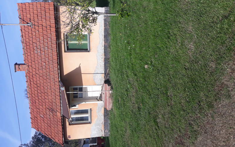 Dvorovi,plac s kucom na prodaju