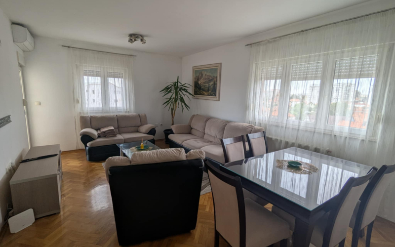 Dvosoban stan blizu centra! Klima, parking, masina za ves i sudje.