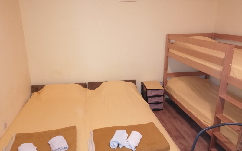 Izdajem cetvorokrevetni studio-apartman u Djenovicima