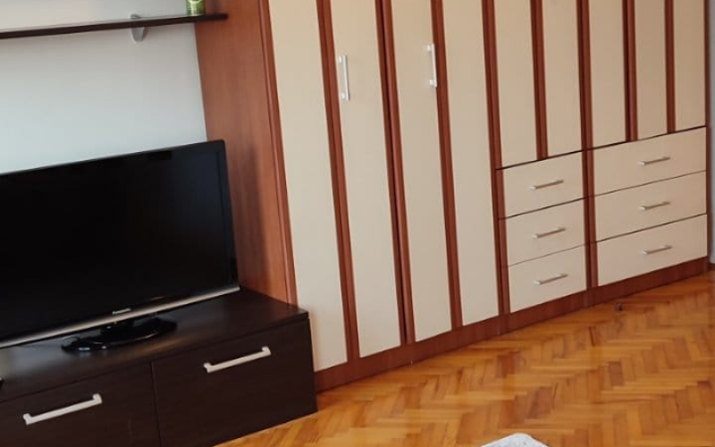 Izdajem kompletno namjesten stan u Ulici 1 maja slobodan 1.6