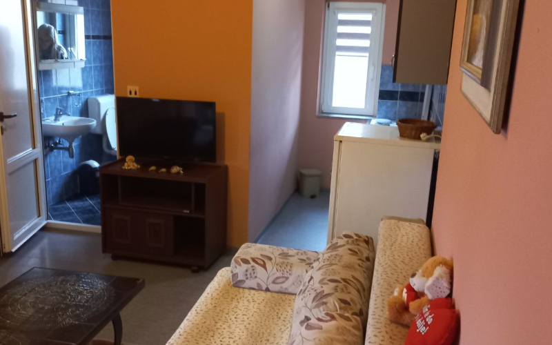 Izdajem stan u Bijeljini blizu tržnih centara +387 65 743 263