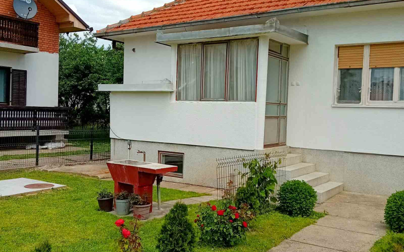 Izdajem kucu na duze vreme,ul.Laze Kostica,zvati na 065483803,depozit obavezan