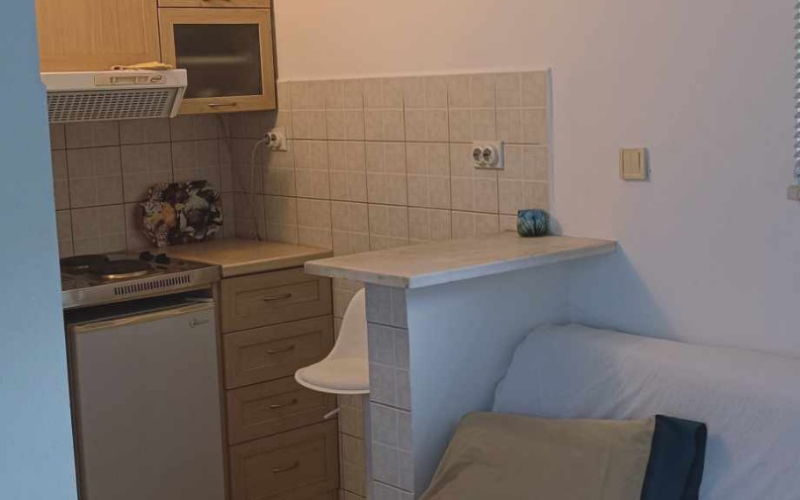Izdajem studio-apartman u Meljinama
