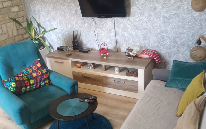 Izdajem namesten jednosoban stan-Bijela