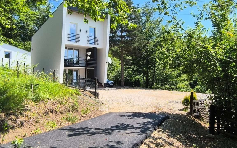 Zlatibor - Moderna kuća sa dodatnom stambenom jedinicom, Zova (plac 600 m²)