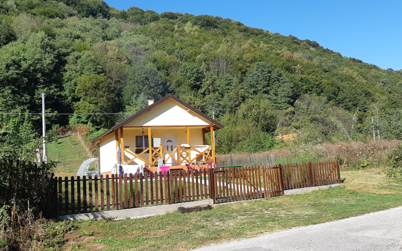Vikendica pored reke Drine