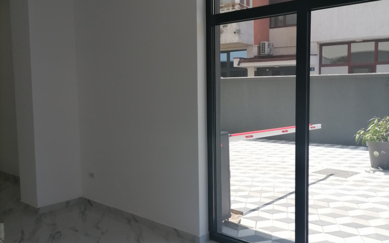 Na izdavanje nov lokal 67m2 u samom centru grada u BN