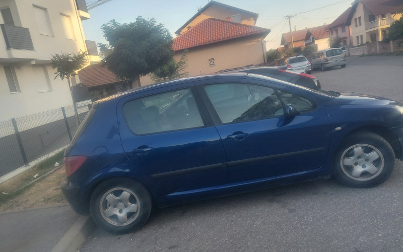 Prodajem auto