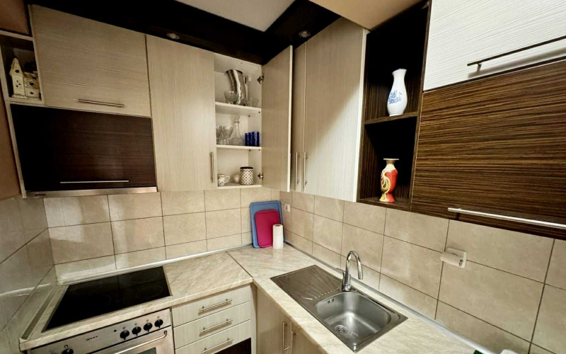 Na prodaju namješten trosoban stan 60m2 u centru BN