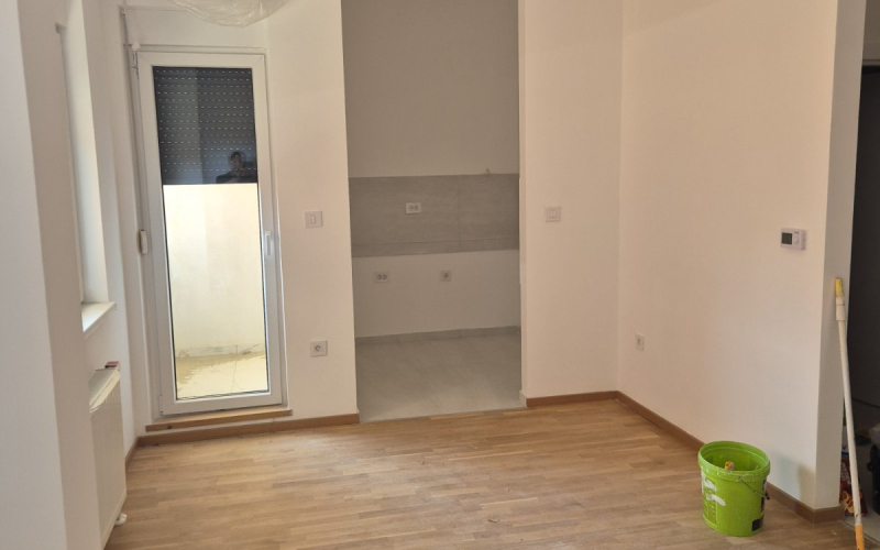 Prodajem nov uknjizen stan u Novom Sadu
