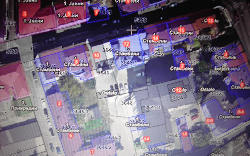 IZDAJEM GARAZNO MJESTO 350 METARA OD OPSTINE