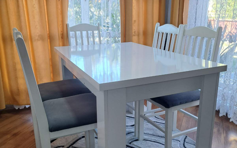 Trpezarijski sto i stolice