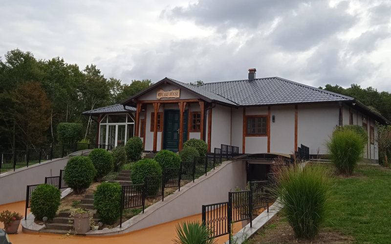 Prodajem imanje sa kućom od 320m2.