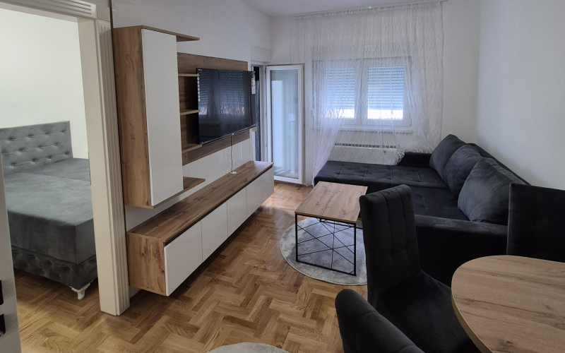 Iznajmljujem stan na duzi period