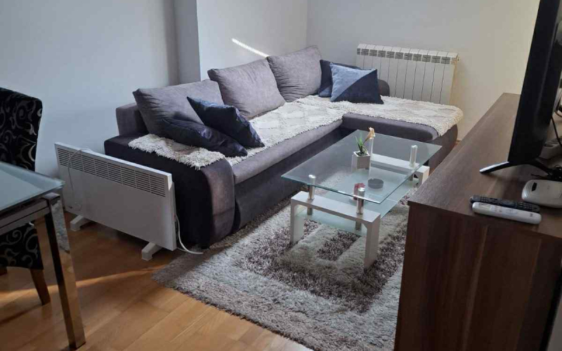 Na izdavanje namješten stan 38m2 u Bijeljini