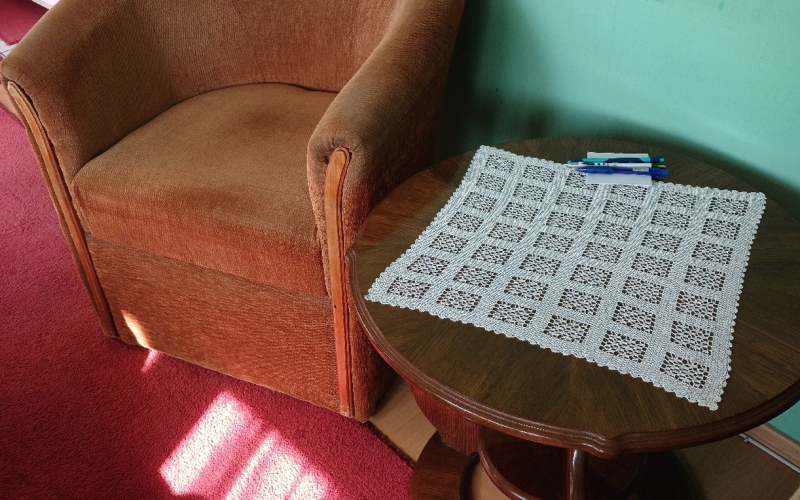 Klub sto i dvije fotelje.