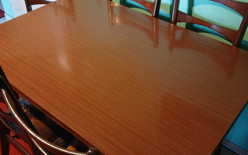 Trpezarijski sto i šest stolica.