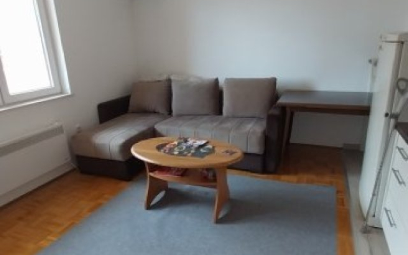 Izdajem jednosoban stan: dnevni boravak/kuhinja, soba, kupatilo, balkon -  36m²