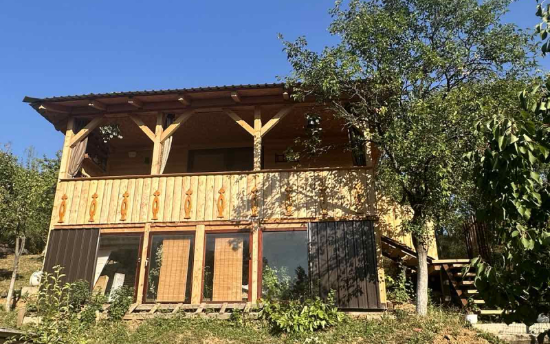 Lepa nova brvnara u Vrdniku se izdaje na dan ili vise