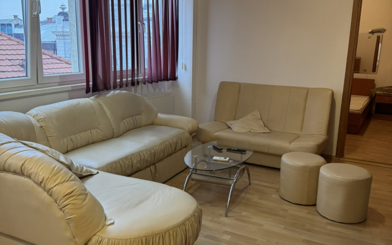 Izdajem stan Atinska ulica