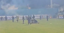 Široki Brijeg: Huligani upali na teren, krenuli ka sudijama i Zeljkoviću