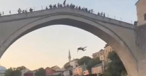 Turista skočio sa Starog mosta pa dobio batine (VIDEO)