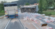 Kod Doboja se prevrnuo kamion pun brašna